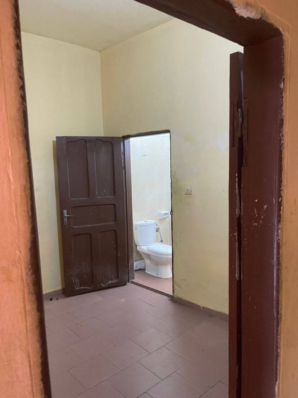 CHAMBRE SANITAIRE À COULOIR À LOUER À DÉKOUNGBE