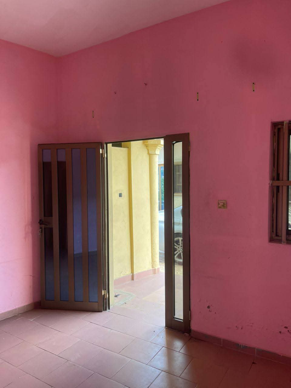 CHAMBRE SANITAIRE À COULOIR À LOUER À DÉKOUNGBE - Vue 2