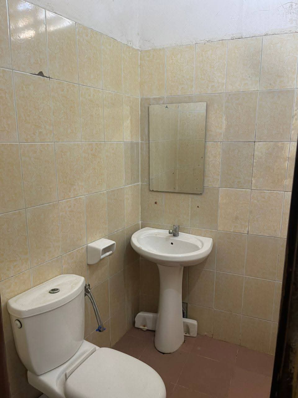 CHAMBRE SANITAIRE À COULOIR À LOUER À DÉKOUNGBE - Vue 3