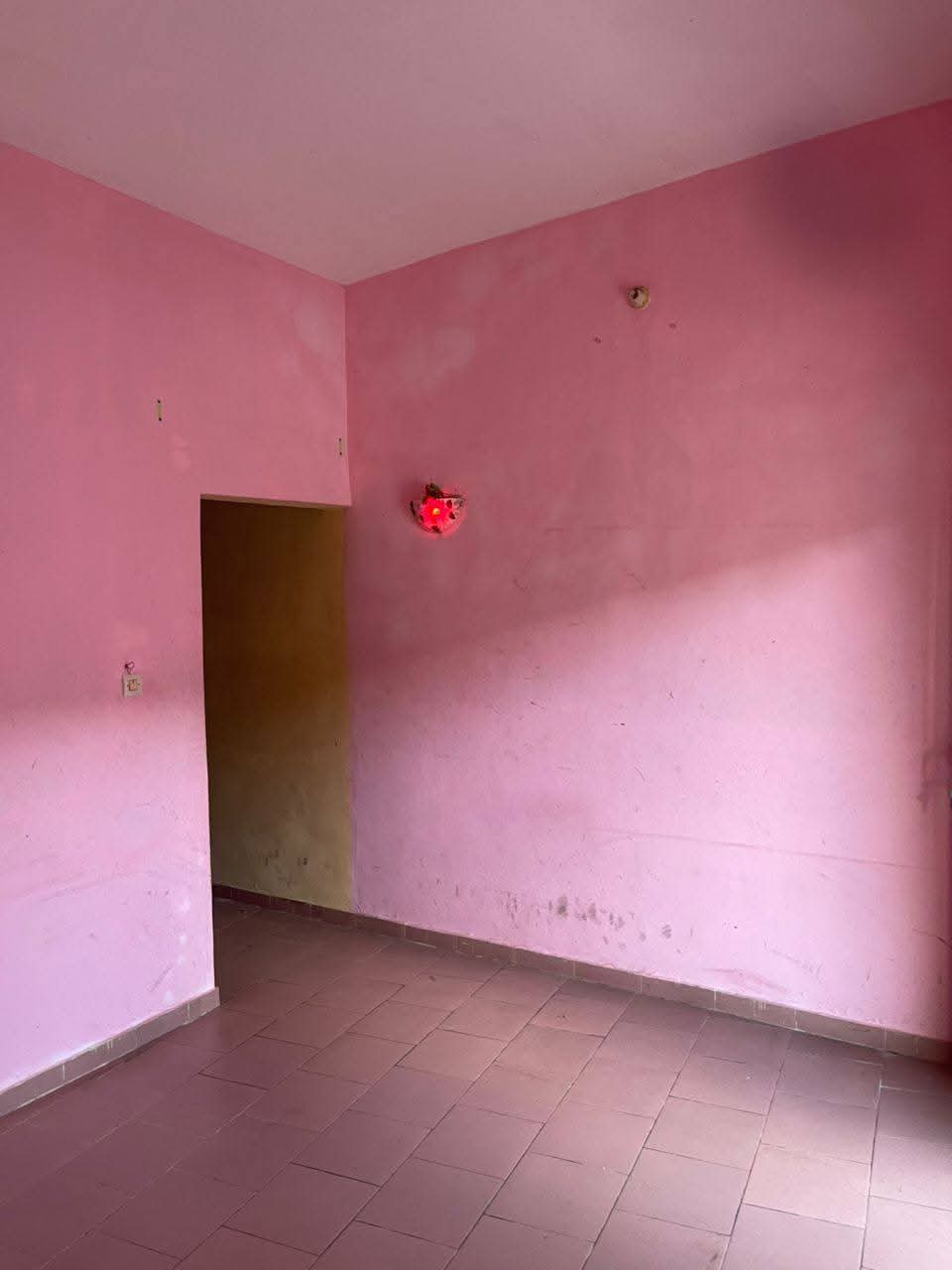 CHAMBRE SANITAIRE À COULOIR À LOUER À DÉKOUNGBE - Vue 4