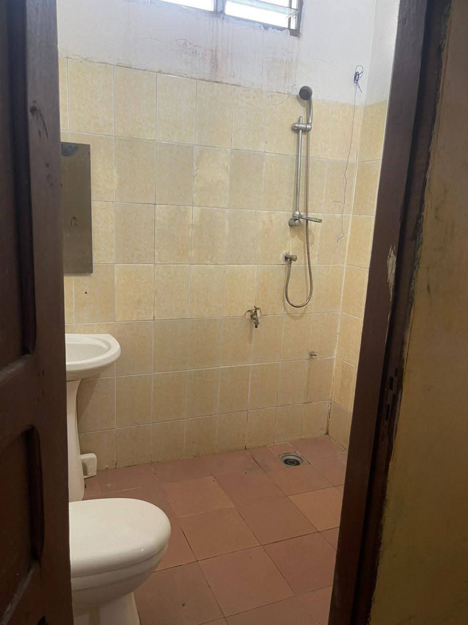 CHAMBRE SANITAIRE À COULOIR À LOUER À DÉKOUNGBE - Vue 5