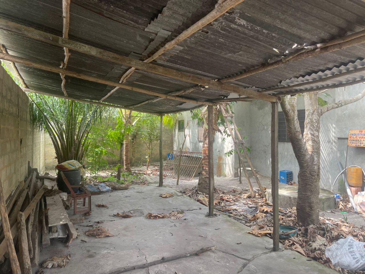 Villa personnel de chambres sanitaires et un studio à l'étage. - Vue 2