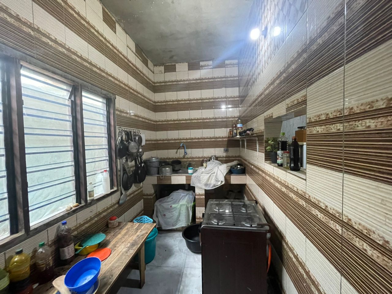 Villa personnel de chambres sanitaires et un studio à l'étage. - Vue 3
