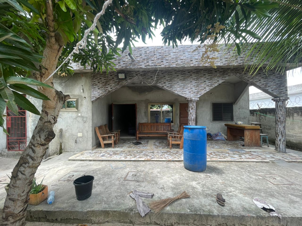 Villa personnel de chambres sanitaires et un studio à l'étage. - Vue 4